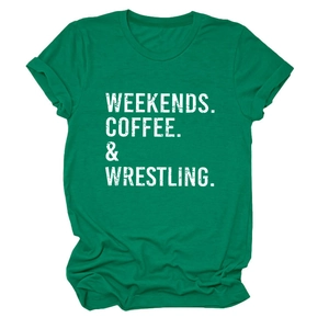 Dettaglio della maglietta verde a girocollo con stampa bianca WEEKENDS COFFEE & WRESTLING
