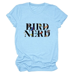 Détail d'un t-shirt en coton bleu clair avec texte Bird Nerd et illustrations d'oiseaux