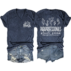 Détail du t-shirt col V avec imprimé floral Para et slogan Paraprofessionals au dos