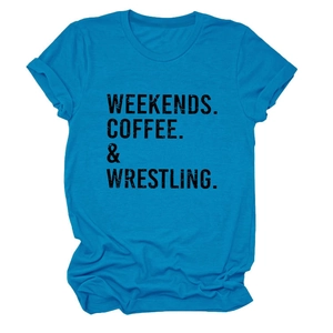 Dettaglio della stampa vintage Weekends Coffee Wrestling su maglietta in cotone blu