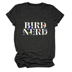 Détail d'un t-shirt gris en coton avec lettrage Bird Nerd et illustrations d'oiseaux