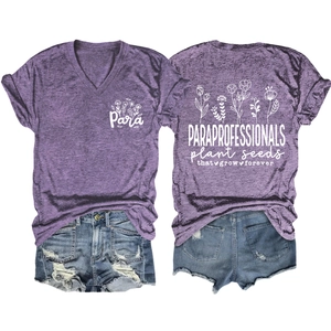 Détail du dos du t-shirt col V avec imprimé floral et texte de motivation inspirant