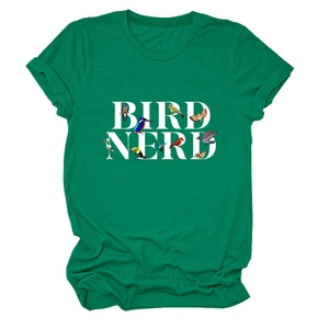 Détail de l'imprimé graphique Bird Nerd avec illustrations d'oiseaux sur T-shirt vert
