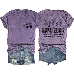 Détail du t-shirt violet à col en V avec imprimé floral et citation professionnelle