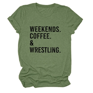 Dettaglio della maglietta verde con stampa slogan Weekends Coffee & Wrestling