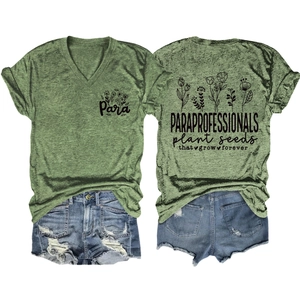 Détail d'un T-shirt d'été col en V avec imprimé végétal et d'un short en jean
