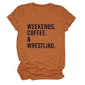 Dettaglio della t-shirt arancione bruciato con stampa Weekends Coffee stile vintage