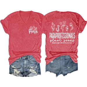 Détail recto-verso du t-shirt rouge col V avec imprimés floraux de paraprofessionnel