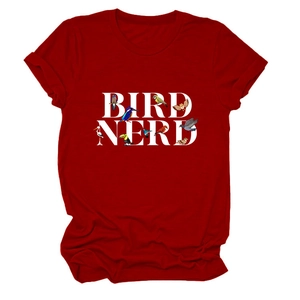 T-shirt Bird Nerd rouge foncé avec illustrations d'oiseaux colorés et lettrage blanc gras