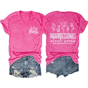 Détails du t-shirt rose pêche col en V avec imprimé floral et short en jean usé