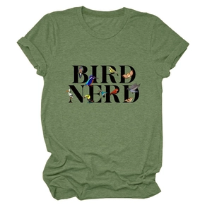 Détail du t-shirt vert Bird Nerd avec imprimés d'oiseaux colorés et col rond ajusté