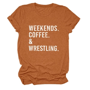 Dettaglio di una maglietta arancione con stampa Weekends Coffee and Wrestling sul petto