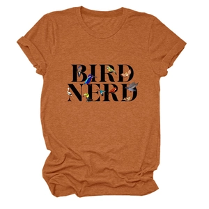 Détail de l'imprimé Bird Nerd sur un t-shirt orange rouille avec illustrations d'oiseaux