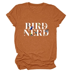 Détail de l'imprimé Bird Nerd sur un t-shirt col rond de couleur rouge rouille