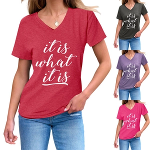 Détail du t-shirt col V pour femme avec imprimé it is what it is et texture de tissu doux