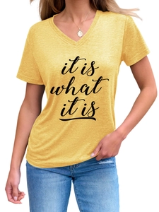 Détail du t-shirt jaune à col en V avec inscription et texture du tissu visible