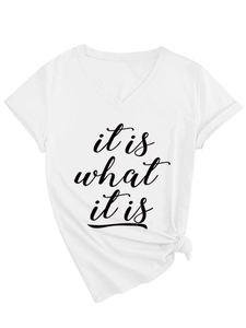 Détail du t-shirt blanc à col en V avec texte 'it is what it is' et nœud décoratif à l'ourlet