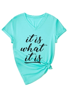 Détail d'un t-shirt turquoise col en V avec texte imprimé et un nœud sur le côté