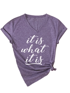 Détail du t-shirt violet à col en V avec texte et nœud élégant à l'ourlet du bas