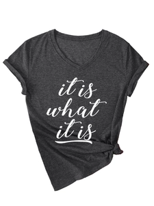 Détail d'un t-shirt gris col en V avec slogan et nœud élégant à la taille