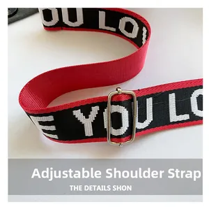 Gros plan sur une bandoulière réglable rouge et noire avec texte LOVE YOU et boucle en argent