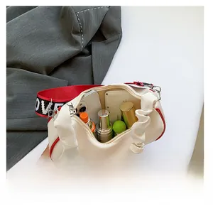 Vue de dessus de l'intérieur du sac plissé blanc montrant la capacité et le rangement