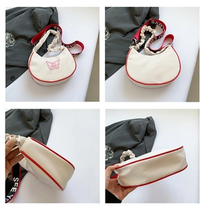 Vue détaillée sous quatre angles du sac à bandoulière blanc avec motifs papillons roses