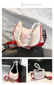 Détail du sac bandoulière blanc demi-lune avec broderie papillon et sangle LOVE YOU