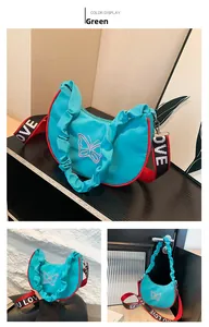 Détails du sac demi-lune avec broderie papillon et bandoulière LOVE bicolore