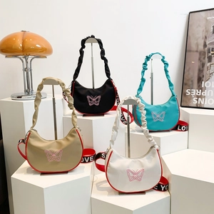 Sac croissant à plis nuage avec broderie papillon et bandoulière froncée en quatre couleurs