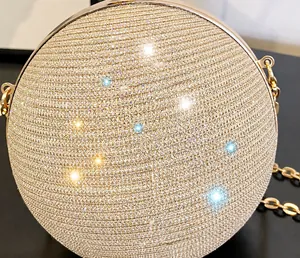 Nahaufnahme der glitzernden champagnergoldenen Kugel-Abendtasche mit Metallkette