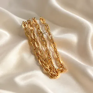 Detailansicht der glänzenden goldenen Metallkette für Abendtaschen und Umhängetaschen