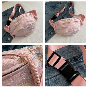 Détail du sac bandoulière rose avec broderie ondulée colorée et boucle en plastique