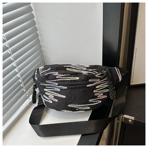 Vue détaillée du sac noir avec broderie arc-en-ciel et texture matelassée élégante