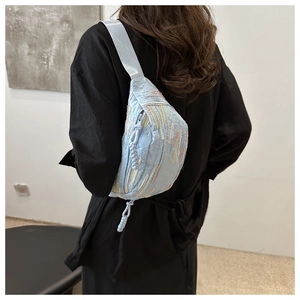 Sac banane bleu clair avec broderie arc-en-ciel colorée porté par un mannequin de dos
