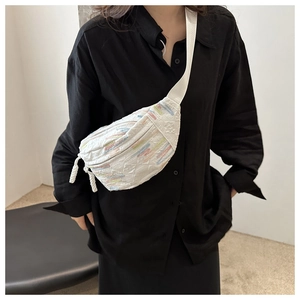Détail du sac bandoulière blanc matelassé avec broderies colorées et sangle