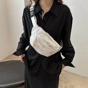Sac bandoulière blanc avec broderie arc-en-ciel et sangle ajustable sur un modèle