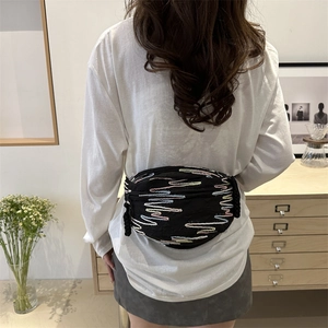 Sac banane noir avec broderie vagues arc-en-ciel et tirette de fermeture en corde