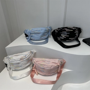 Sacs bananes matelassés avec broderies ondulées en bleu clair, noir, blanc et rose