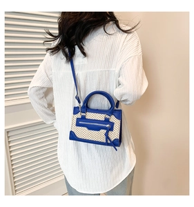 Détails du sac tissé bicolore avec bordure en cuir bleu et coutures en forme de sourire