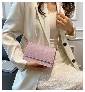 Detailansicht der rosa quadratischen Strass-Tasche mit Kristallen und Lederriemen
