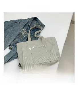 Grand sac cabas en toile rayée avec imprimé Summer, présenté avec des accessoires