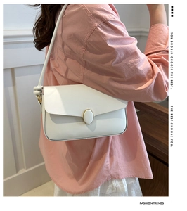 Détail d'un sac à épaule en cuir blanc avec détail de nœud et boucle ovale élégante