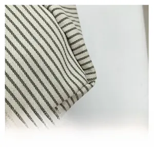Détail rapproché de la texture en toile rayée grise et blanche d'un cabas