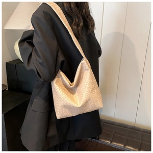 Detail der handgewebten Intrecciato-Lederschultertasche in Beige an einem Model