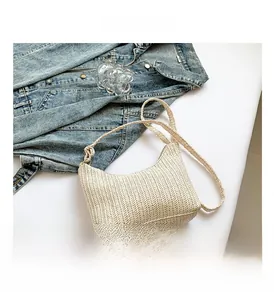 Vue détaillée du sac à bandoulière tressé crème avec texture chevron et bandoulière fine
