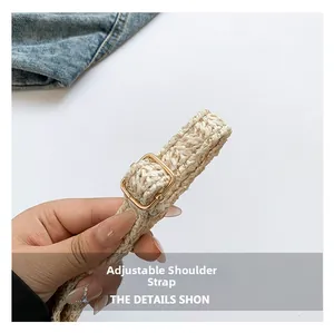 Détail de la bandoulière tissée réglable avec boucle dorée pour sac en paille