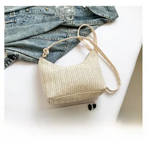 Détail d'un sac hobo tissé beige clair montrant une texture fine près d'une veste en jean