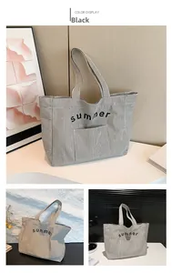 Détail du sac cabas en toile rayée noir et blanc avec lettrage noir imprimé summer