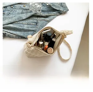Vue de dessus de l'intérieur du sac en paille tissée montrant une grande capacité d'objets